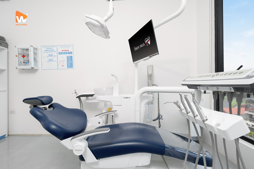 Phòng điều trị và tủ vật tư treo tường tại nha khoa Dr. Thùy Nga
